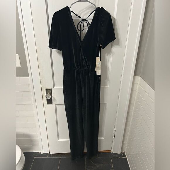 Black velvet Jumpsuit - Picture 1 of 6